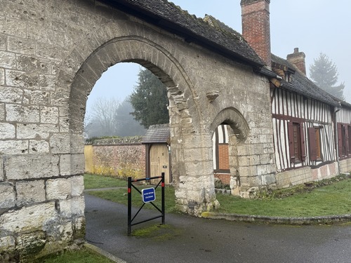 Nous allons entrer ici dans la Collégiale fondée par le baron d'Elbeuf en 1317 et dédiée au roi Saint-Louis.&nbsp;