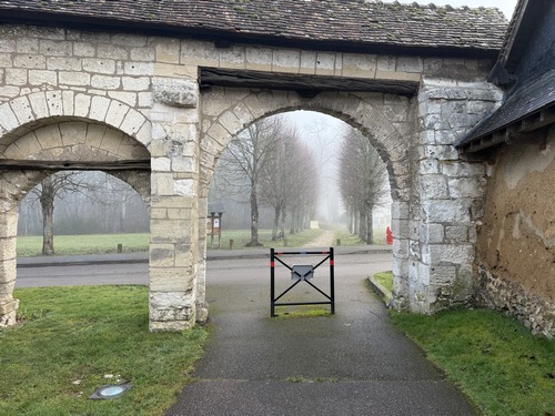 Après la Collégiale, nous allons continuer sur le chemin en face.
