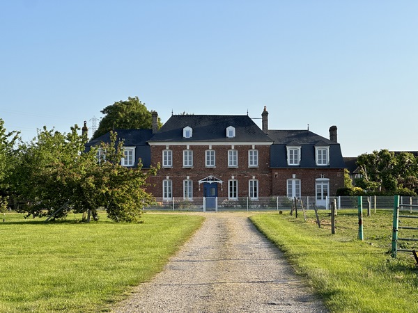 Juste avant d'entrer en forêt, nous passons devant la ferme de la Maison Rouge (XVIIe siècle).