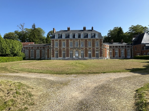 Avant de rejoindre le parking, nous passons devant le château de Montigny. Le château de style Louis XIII, et sa ferme, datent du XVIIe siècle.
