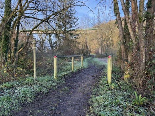 Nous traversons la zone humide du Caudebecquet, en travaux de restauration. On peut deviner le pont de Brotonne en face.