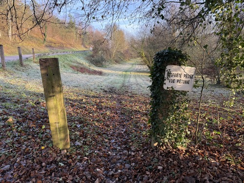 Nous marchons à l'écart de la route grâce à ce chemin proche de la rivière.
