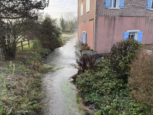 Ancien moulin sur la Neuville. Ce n'est pas les moulins qui manquaient dans cette vallée, et ils ont tourné jusqu'au XIXe siècle.