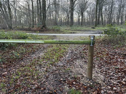 Nous rejoignons la petite route d'Etaintot, que nous allons suivre à droite.