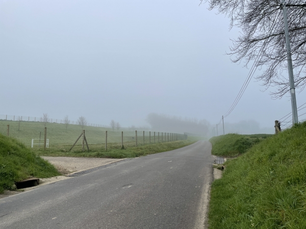 Après quelques dizaines de mètres sur la route de Seltot, nous allons tourner ici à gauche, sur le chemin Harangue.