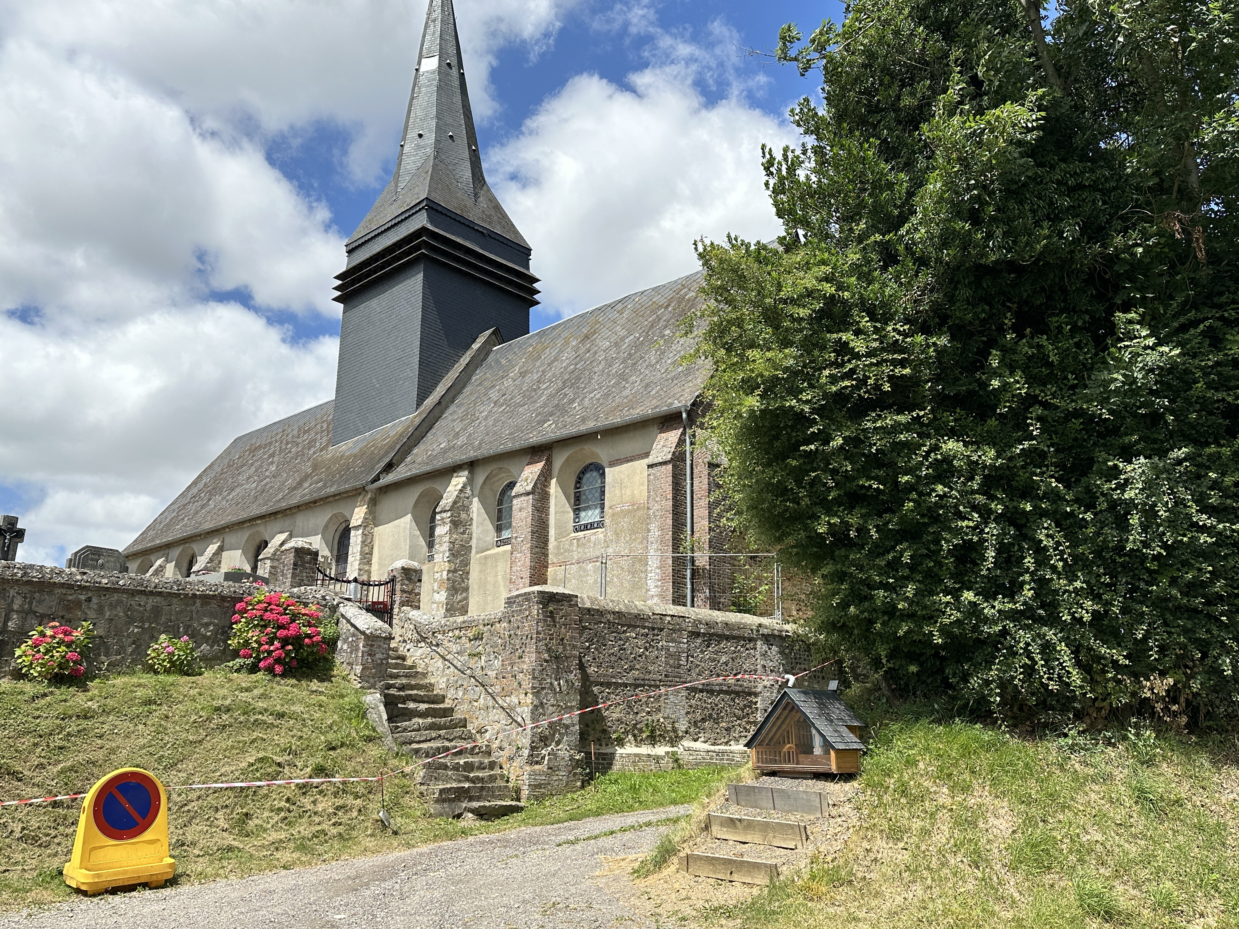 Nous longeons l'église Saint-Martin de Boissay (XVIIe)