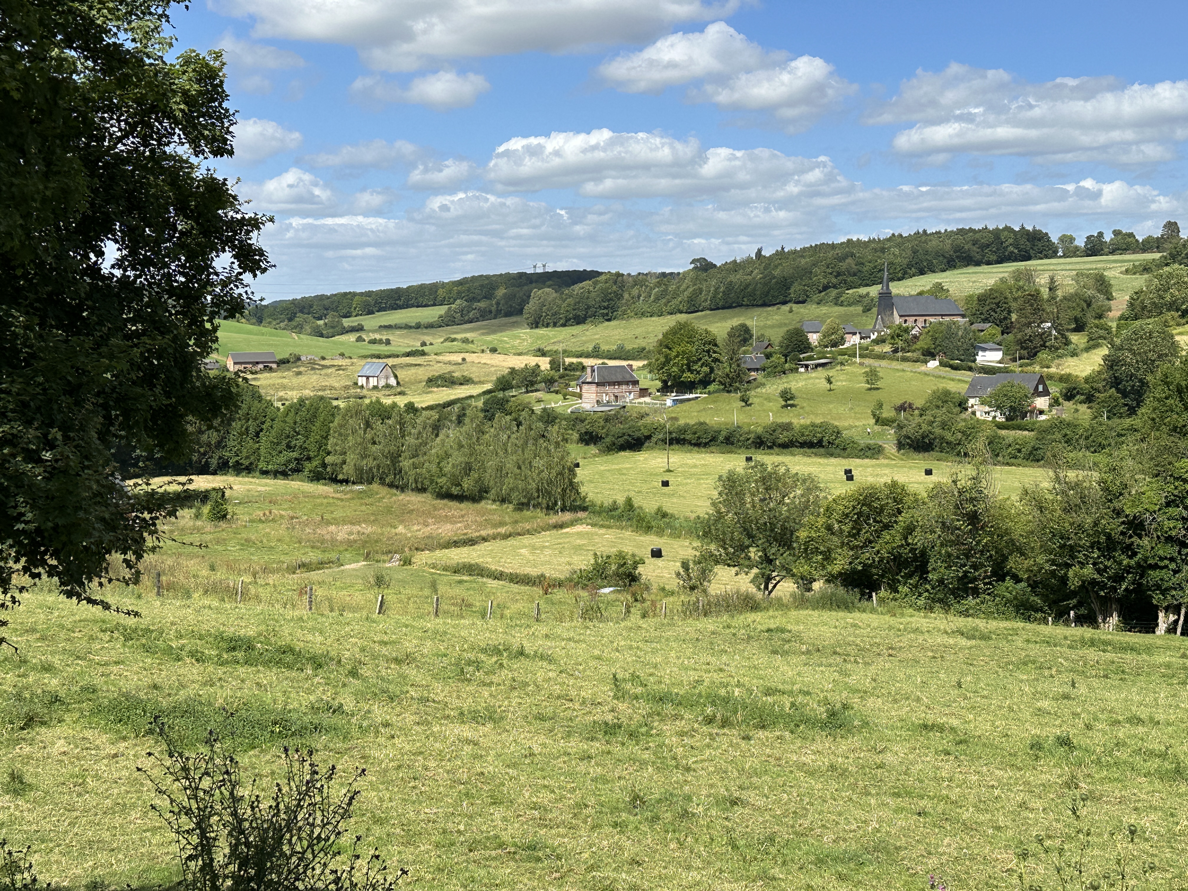 Nous voyons maintenant Rebets et son église Saint-Denis.