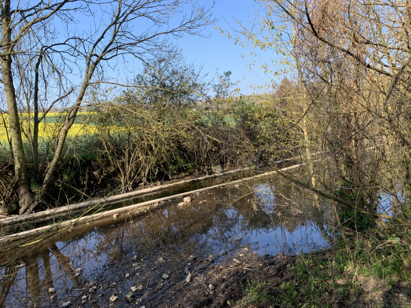 L'Iton est appelé ici le Sec Iton en raison de la disparition saisonnière de la rivière dans des gouffres de craie. Une canalisation conserve une partie de l'eau en surface.