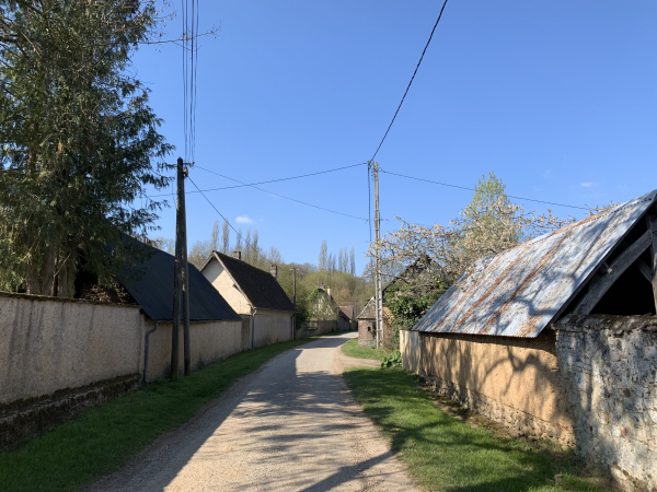 Le Rebrac. Les habitants du Rebrac cultivaient des vignes sur les coteaux de l'Iton. Les coteaux sont désormais recouverts par les bois.