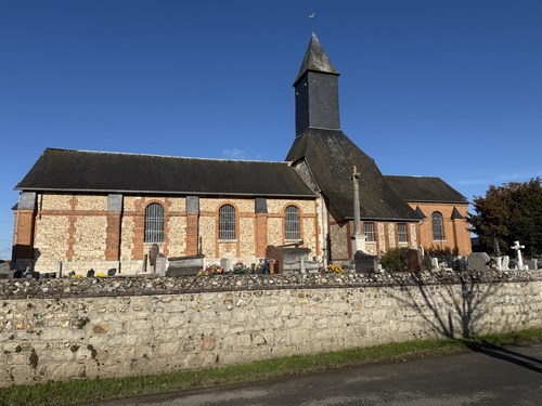 Nous partons du parking de la mairie, en face de l'église Saint-Pierre (XVIIIe) de Fresne-le-Plan.