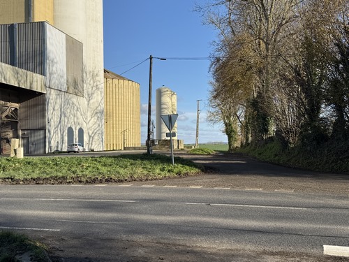 Nous allons traverser la D13 au niveau de la coopérative, et continuer en face sur le chemin du Fresnay.