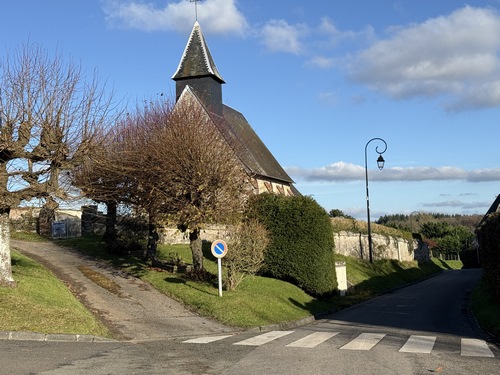 Au niveau de l'église Saint-Martin (XIIe XVIIe) de Letteguives, nous tournons vers le sud sur le chemin des Coutures.