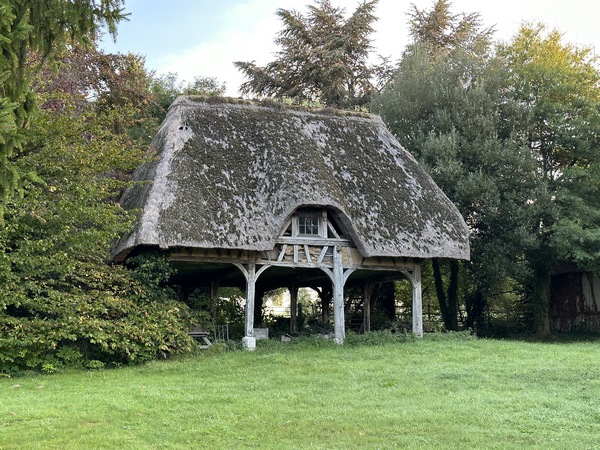 Aux Epinais, on peut voir cette belle grange sur piliers de bois, couverte de chaume.