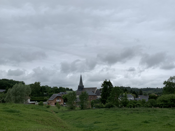Le bourg de Marques vu de la D302.
