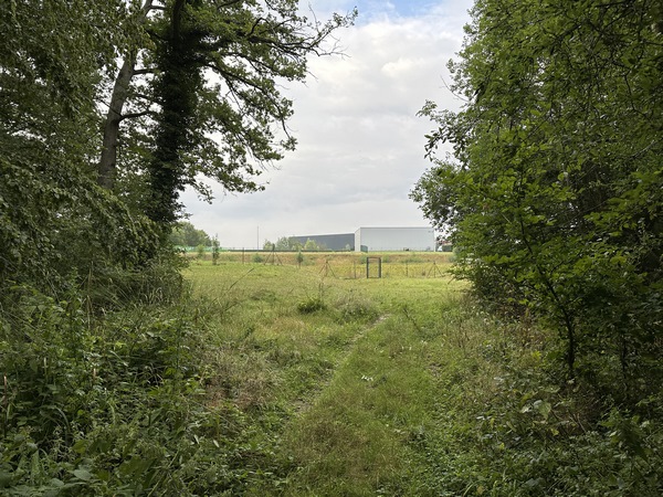 Nous sortons du bois à proximité de la zone d'activité du Clos du Gibet.