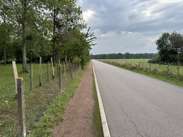 L'accotement de la rue des Graviers est recouvert d'un enrobé agréable pour les marcheurs.