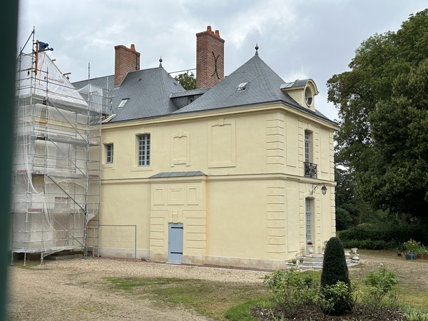 Le château néoclassique de Couvicourt (XVIIIe) est en travaux. L'écrivain Gilbert Cesbron habita le château durant son enfance. Il en fit le cadre de son roman La tradition Fontquernie.