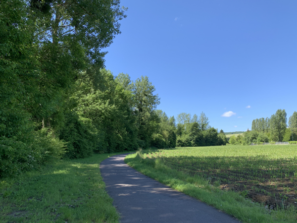 L'ancienne voie ferrée de Gisors à Vernonnet a été aménagée en voie verte entre Gisors et Gasny.