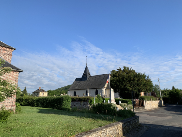 Nous traversons le village, passons devant l'église Saint-Ouen (XVe) et suivons les balises du GR224 RG pour rejoindre le chemin des Côtes.