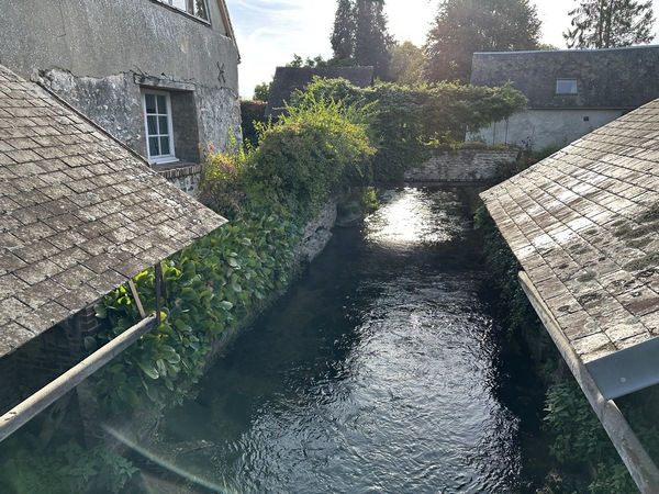 Nous traversons un bras de l'Eure, avec ses accès à la rivière, pont privé, lavoir...