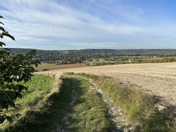 Regard arrière sur La Croix-St-Leufroy et la vallée de l'Eure.
