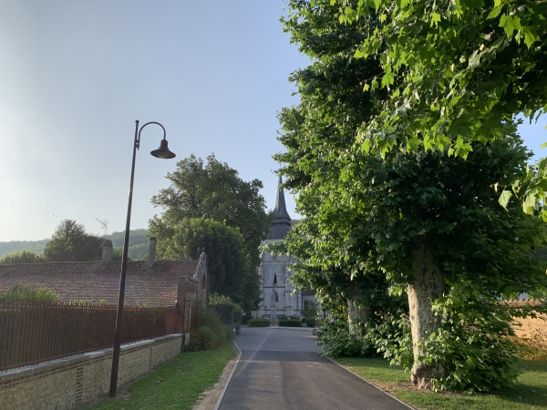 Amfreville-sur-Iton, nous marchons vers l'église Notre-Dame, un peu à l'écart du bourg, mais dans un cadre de verdure et proche du château. D'autres photos de l'église sont visibles sur l'album.