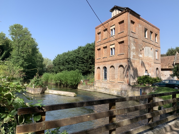 L'Iton est bordé de vestiges de moulins et de moulins encore bien préservés et habités comme celui-ci. Nous approchons de notre point de départ. Très belle randonnée !