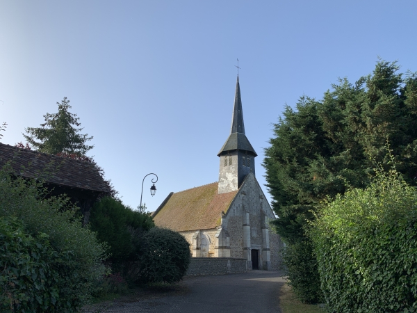 Nous sommes partis du parking de la salle polyvalente de la Houssaye, et passons devant l'église Saint-Aignan (XIIe XVIe).