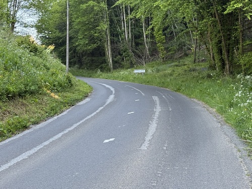 Nous montons la route du Bec de Mortagne, puis la rue du Calvaire pour entrer dans l'Orval.