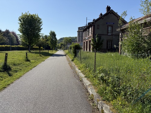 Nous arrivons au niveau de l'ancienne gare de Valmont. Le dernier train de voyageurs est passé ici en 1983.