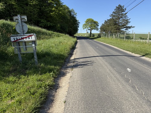 Nous sortons de Valmont par la D69.