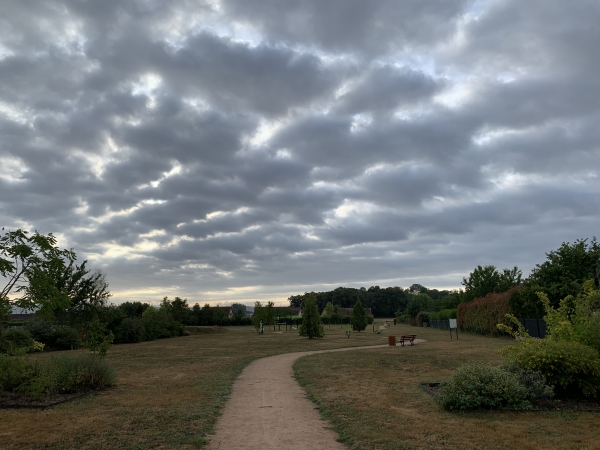 Plutôt que de rester sur la rue de la Côte d'Angreville, nous traversons ce petit parc.