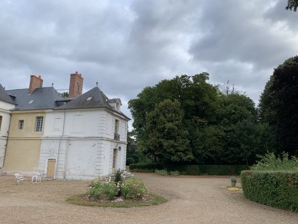 Vue très partielle du château de Couvicourt, où Gilbert Cesbron a passé son enfance, et en a fait le cadre de son roman La Tradition Fontquernie.