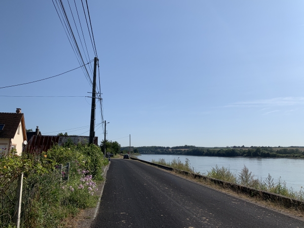Nous longeons le quai Roger Kervrann jusqu'à la partie piétonne du chemin de halage.