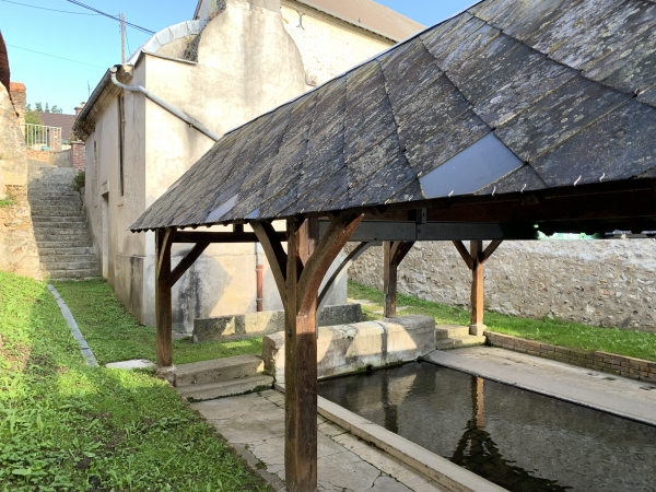 Un lavoir est construit derrière la chapelle Notre-Dame-de-Grâce.