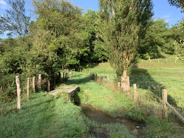 Nous quittons St-Pierre-de-Bailleul par le chemin Bunet et traversons le ruisseau de St-Ouen.