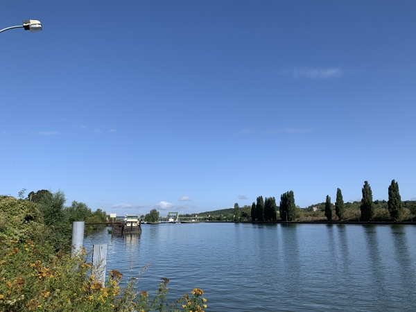 Nous sommes maintenant en face de l'île Besac, et devant nous se trouvent les écluses et le barrage de Port-Mort.