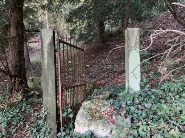Sentier de la Barquette, ancien accès au parc du château des Deux Lions.