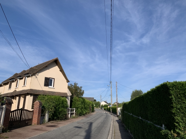 Nous suivons la tranquille rue de Picardie en direction de Bonsecours.