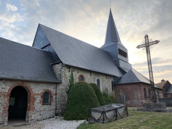 Nous faisons un petit détour pour monter sur la motte castrale. Nous passons devant l'église Saint-Pierre Saint-Paul de la Ferté dont les fondations remontent au Xe siècle.