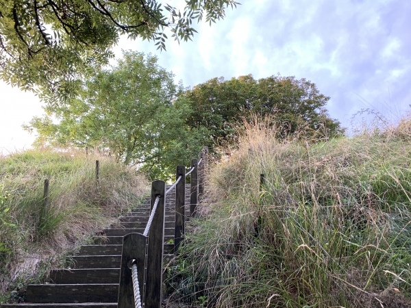 Nous montons sur la motte féodale. La forteresse qui a donné son nom au village a été construite au cours du Xe siècle. Son rôle était de protéger la frontière nord du duché de Normandie. Le château n'existait déjà plus à la fin du XVIIe siècle.