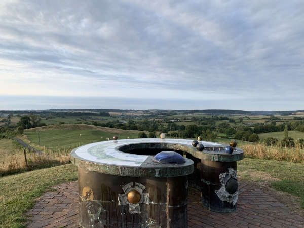 Sur la motte castrale, une table d'orientation resitue ces paysages du Pays-de-Bray. (Voir la vidéo dans l'album de la randonnée.)