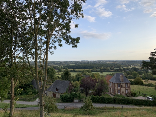 Nous redescendons de la motte castrale et prenons la direction du nord.