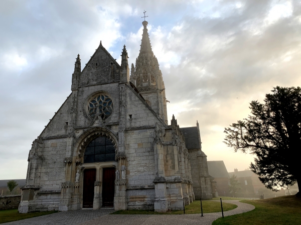 Nous partons du petit parking de l'église Saint-Martin de Norville, de style Gothique, reconstruite à partir d'une première église du XIIIe siècle. Son clocher a été totalement démonté, restauré puis remonté en 2006.