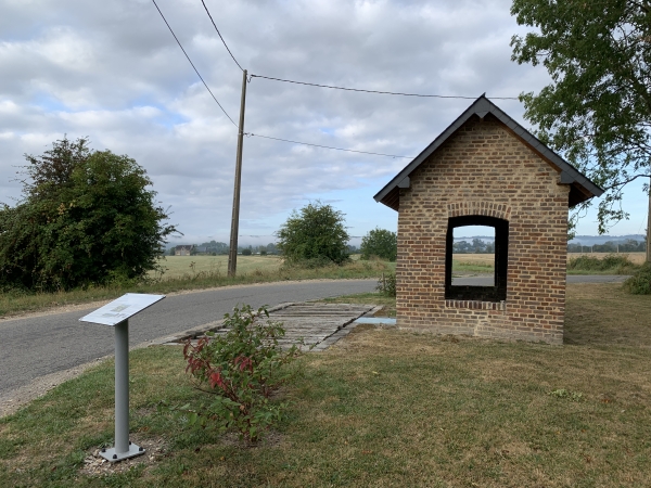 Balance à fourrage. Ce petit bâtiment abrite la bascule qui servait à peser le foin, vendu à l'armée pour nourrir les chevaux. La bascule est visible à l'intérieur de ce petit bâtiment (photo dans l'album de la rando).