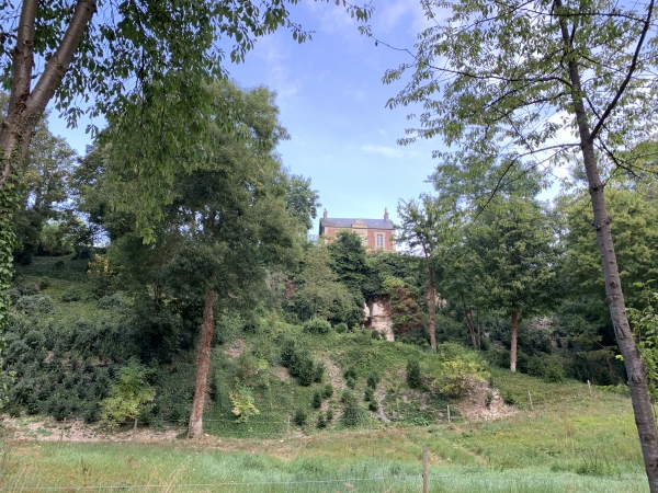 Nous arrivons aux pieds de la mairie de St-Maurice-d'Etelan. Un chemin permet d'accéder au plateau. On distingue sur la falaise la colonne d'un très ancien puits. La margelle, anneau monolithique taillé dans la craie, est tombée au pied de la falaise.