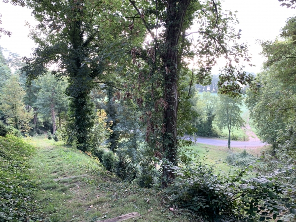 Montée vers la mairie de St-Maurice-d'Etelan, regard arrière sur le sentier.