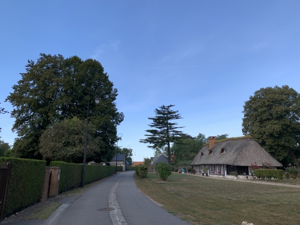 Nous traversons St-Maurice-d'Etelan. De grandes demeures, et manoir du XVIIIe et XIXe siècles ont été construites le long de la falaise et bénéficient d'une vue exceptionnelle sur la vallée de la Seine.