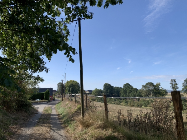 Nous sortons du chemin de la Ravine au hameau de Cantepie.