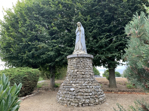 Notre-Dame-de-la-Mission (XIXe). Située au carrefour des Quatre-Hêtres, cette statue de la Vierge veille sur le village et perpétue le temps où les prédicateurs venaient répandre la bonne parole. Elle a longtemps fait l'objet d'un pèlerinage au 15 août.